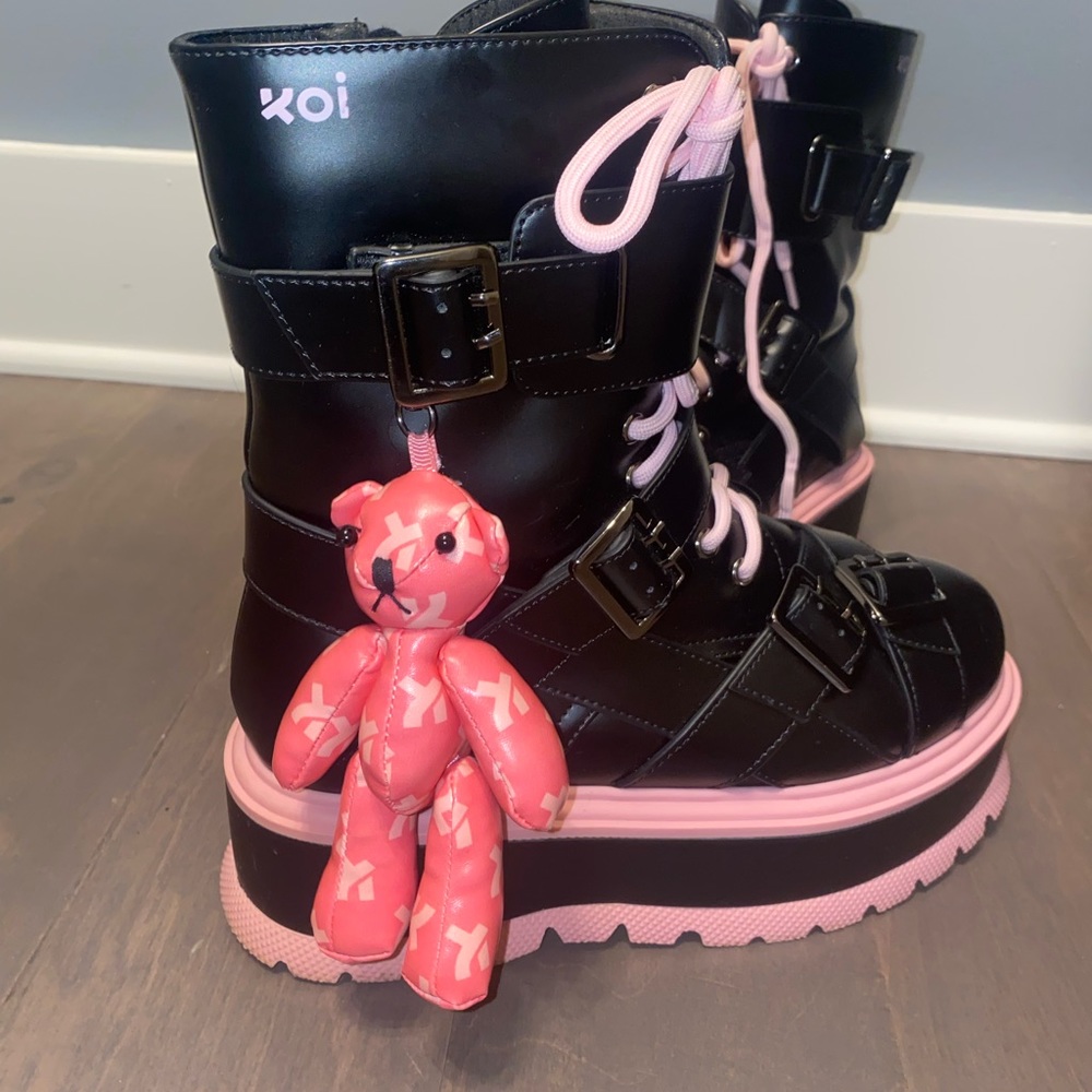 Selling koi dollskill boots